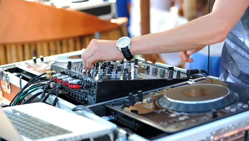 How to get a public performance license for your DJ business